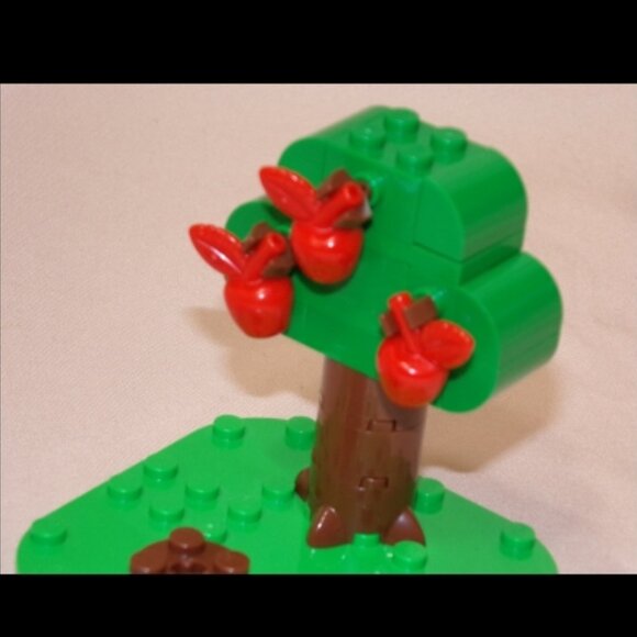 LEGO Animal Crossing Small Yard Set 77049 Balloon Present Apple Tree Bell & More - Picture 4 of 8